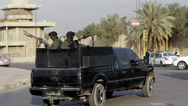 A private security company's armored vehicle rolls through al-Nisoor square,Baghdad - Sputnik Mundo