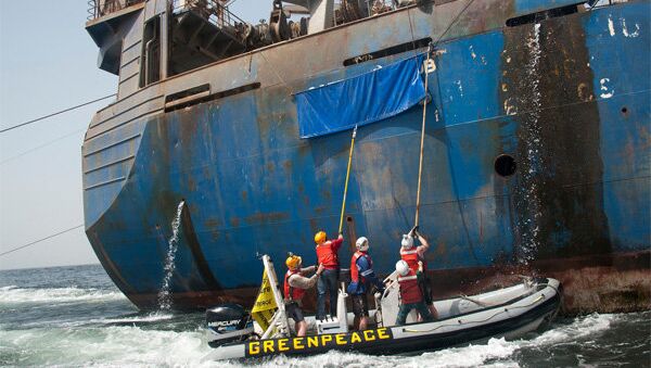 Activistas de Greenpeace asaltan el barco Oleg Naydenov (archivo) - Sputnik Mundo