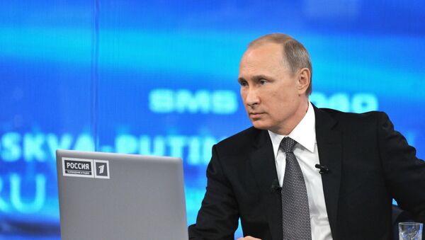 Vladímir Putin, presidente de Rusia durante la línea directa (archivo) - Sputnik Mundo