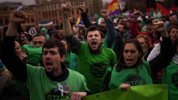 Protestors shout slogans during a Dignity March to protest against the Government in Madrid, Spain, Saturday, March 21, 2015. - Sputnik Mundo
