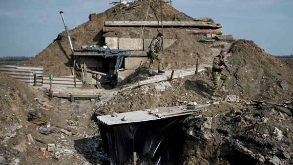 El Ejército ucraniano construye fortificaciones en la línea de separación - Sputnik Mundo