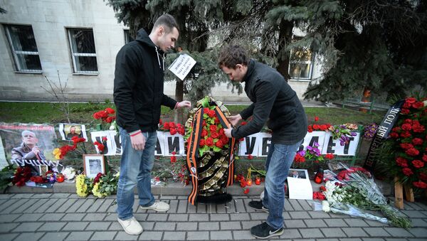 Homenaje a Oles Buzina cerca de la embajada de Ucrania en Moscú - Sputnik Mundo