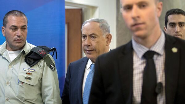 Israeli Prime Minister Benjamin Netanyahu (C) walks with his military secretary Eyal Zamir (L) into the weekly cabinet meeting at his office in Jerusalem April 19, 2015 - Sputnik Mundo