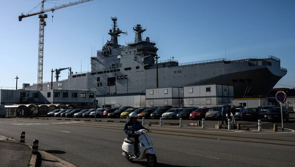 Portahelicópteros de la clase Mistral, el Vladivostok, en el astillero de Saint-Nazaire, Francia - Sputnik Mundo