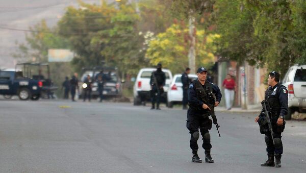 A forensic group and Federal Police members check on January 11, 2015 the place where clashes took place last January 6, in Apatzingan community. - Sputnik Mundo
