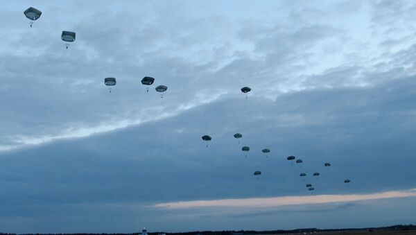 Multinational army paratroopers fall to the ground during a combined U.S.-Estonian airborne operation at ?mari Air Base in Estonia May 8, 2014. - Sputnik Mundo