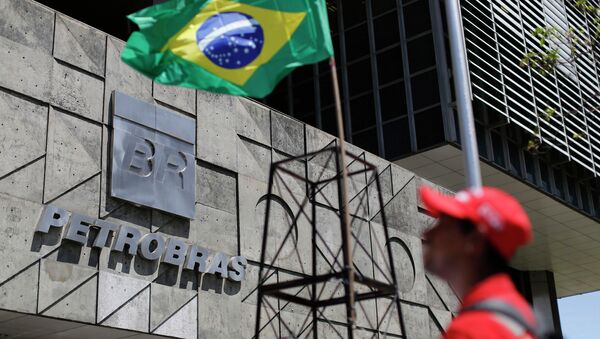 La bandera de Brasil cerca de la sede de Petrobras - Sputnik Mundo