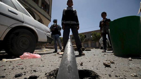 Niños miran a un proyectil  en una de las calles de Saná despues del bombardeo árabe - Sputnik Mundo