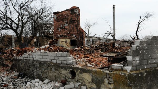 Uno de los poblados destruidos en la región de Donetsk - Sputnik Mundo