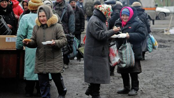 Jubilados de Donbás reciben ayuda humanitaria en Debáltsevo - Sputnik Mundo