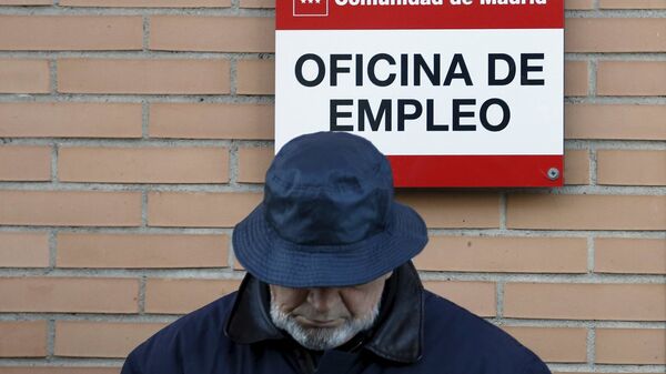 Hombre al lado de una oficina de empleo en Madrid (Archivo) - Sputnik Mundo