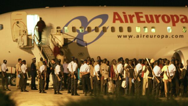 España ha deportado a más de 9.400 inmigrantes en avión desde 2010 - Sputnik Mundo