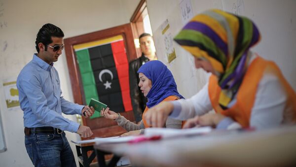 A man arrives to casts his vote at a polling station in the eastern city of Benghazi, Libya, Thursday Feb. 20, 2014. - Sputnik Mundo