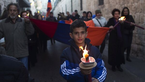 Members of the Armenian community attend a memorial march marking the 100th anniversary of the mass killings of 1.5 million Armenians by Ottoman Turkish forces in Jerusalem's Old City April 23, 2015. - Sputnik Mundo