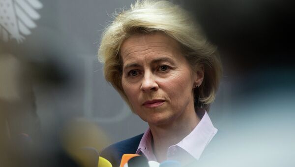 German Defence Minister Ursula von der Leyen tells journalist that the German armed forces are looking to replace the Heckler and Koch G36 rifle due to problems with its accuracy on April 22, 2015 in Berlin. - Sputnik Mundo
