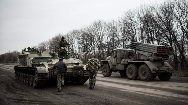 Kiev traslada tropas y sistemas Grad a la línea de separación, según milicias de Donetsk - Sputnik Mundo