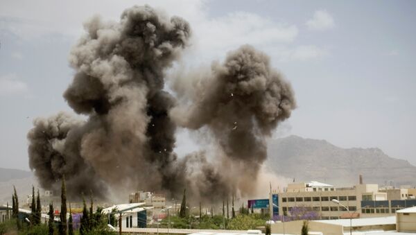 Bombardeos de Saná, la capital de Yemen - Sputnik Mundo