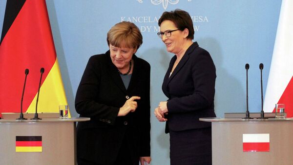 Canciller de Alemania, Angela Merkel (izda.) y primera ministra de Polonia, Ewa Kopacz - Sputnik Mundo