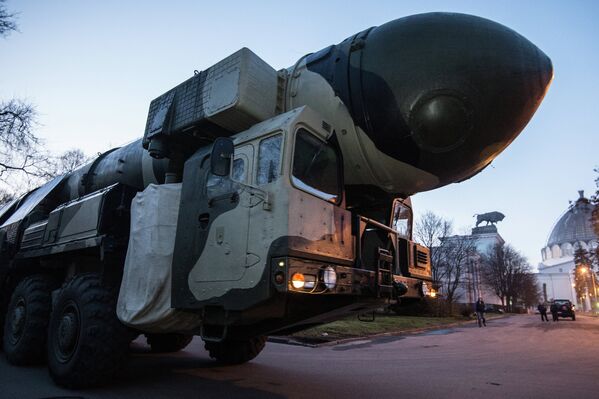 La lanzadera de misiles Topol en el recinto ferial VDNJ - Sputnik Mundo