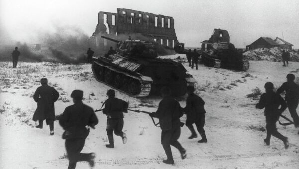 Soldados del ejército soviético durante el ataque en Stalingrado - Sputnik Mundo
