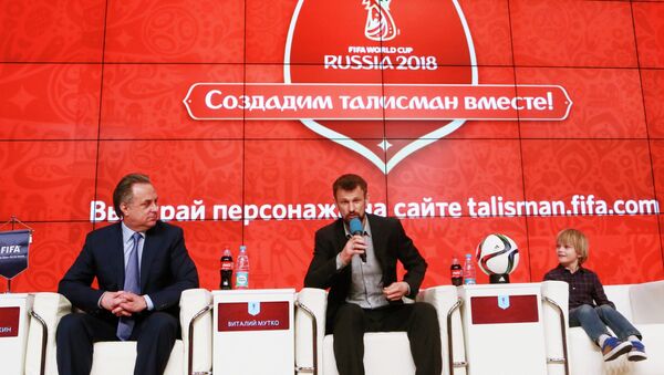 Vitali Mutko, ministro de Deportes, y futbolista Sergei Semak durante la rueda de prensa sobre una campaña para elegir la mascota del Mundial de Fútbol 2018 - Sputnik Mundo