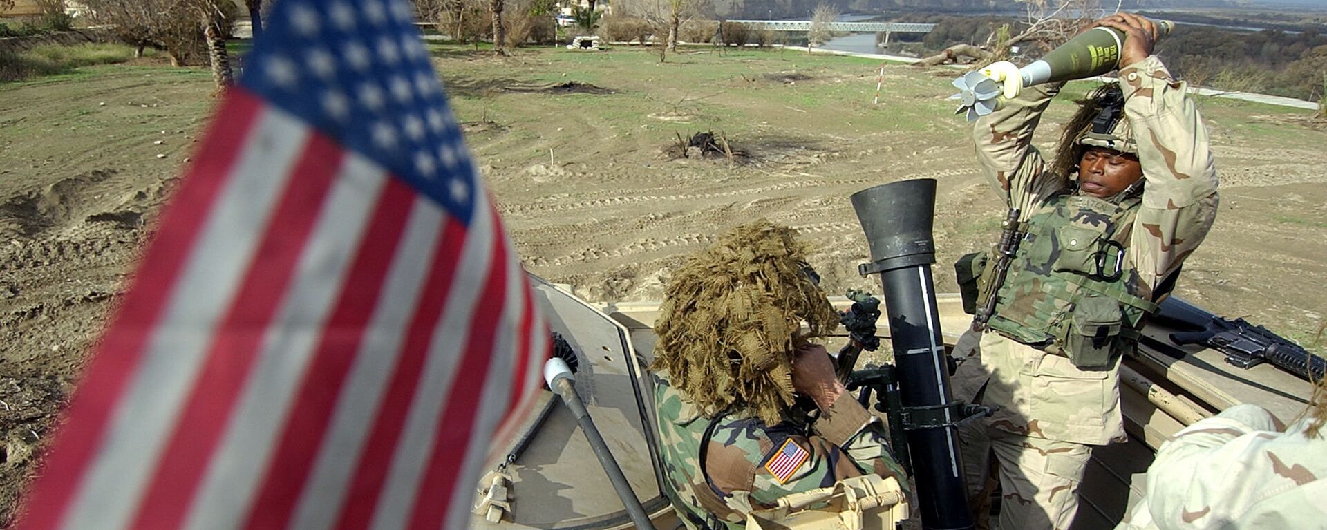 US soldiers from the 1st Battalion, 22nd Regiment of the 4th Infantry Division prepare to fire a mortar during training at their base in Tikrit, 180 Kilometers (110 miles) north of Iraqi capital Baghdad, 29 December 2003. - Sputnik Mundo, 1920, 18.03.2023