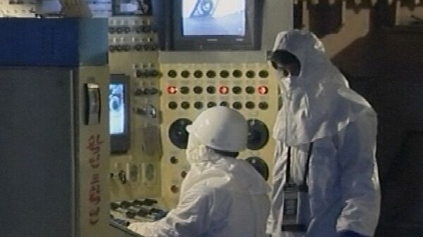 Trabajadores operan equipos en el principal reactor nuclear de Corea del Norte en Yongbyon - Sputnik Mundo