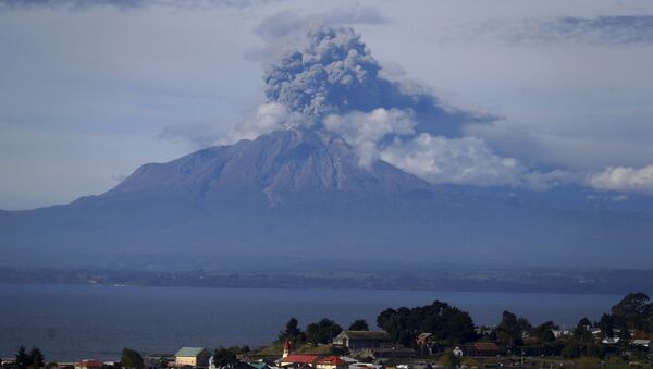 Ascienden a 6.600 los evacuados por la erupción del volcán Calbuco en Chile - Sputnik Mundo
