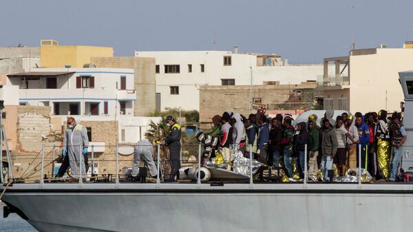 Migrantes rescatados llegan al puerto de Lampedusa, en el sur de Italia (archivo) - Sputnik Mundo
