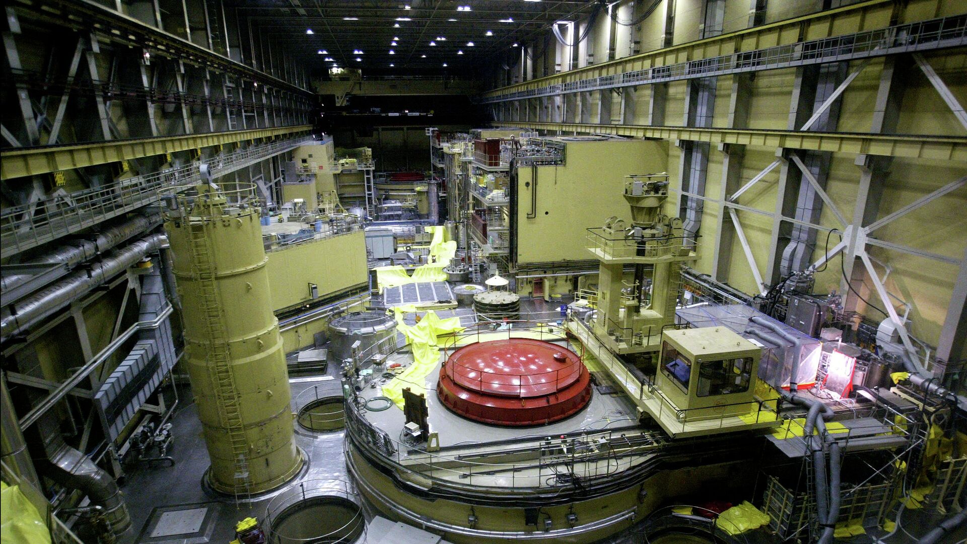 Una vista general del bloque del reactor número 2 en la central nuclear de Paks, a unos 120 kilómetros al sur de la capital húngara, Budapest, el jueves 29 de mayo de 2003. - Sputnik Mundo, 1920, 02.12.2023