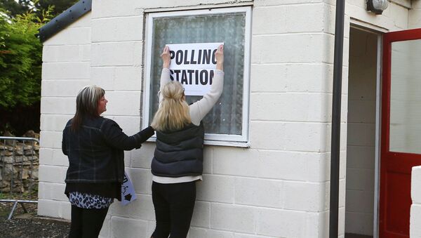 Un colegio electoral en Doncaster, Inglaterra - Sputnik Mundo