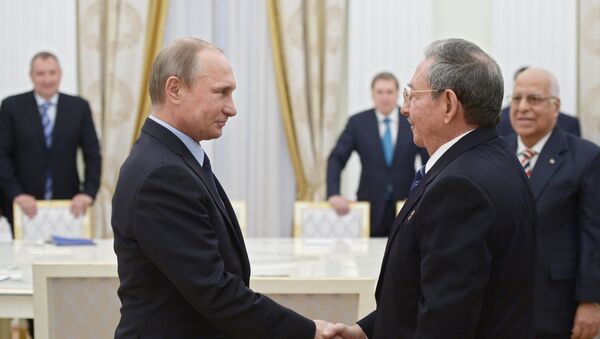 Presidente de Rusia, Vladímir Putin, y presidente de Cuba, Raúl Castro - Sputnik Mundo