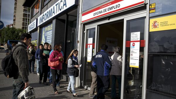 Desempleados entran en la oficina de empleo en Madrid - Sputnik Mundo