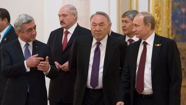 Líderes de los paises de UUE: Almazbek Atambáev, Alexandr Lukashenko, Nursultán Nazarbáev, Serzh Sargsián y Vladímir Putin - Sputnik Mundo