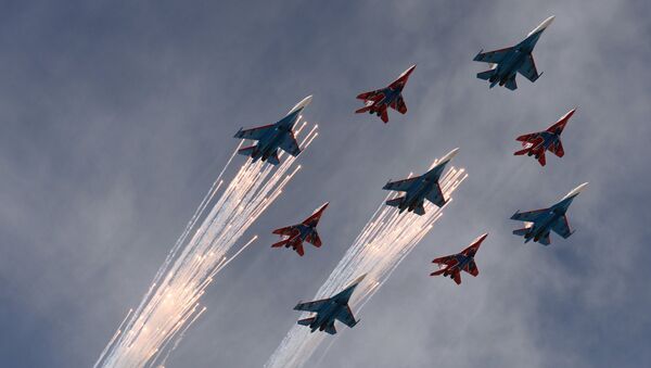 Famoso diamante de nueve aviones Su-27 y MiG-29 de las escuadrillas de acrobacia aérea - Sputnik Mundo