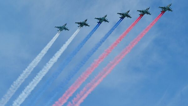 Aviones de combate Su-25 dibujan la bandera de Rusia (archivo) - Sputnik Mundo