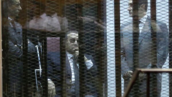 Hosni Mubarak, y sus dos hijos Gamal y Alaa - Sputnik Mundo