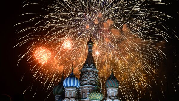 Праздничный салют в Москве в честь 70-летия Победы в Великой Отечественной войне 1941-1945 годов - Sputnik Mundo