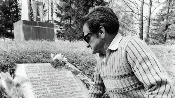 Jorge Vivó sobre la tumba de su hermano Aldo (archivo) - Sputnik Mundo