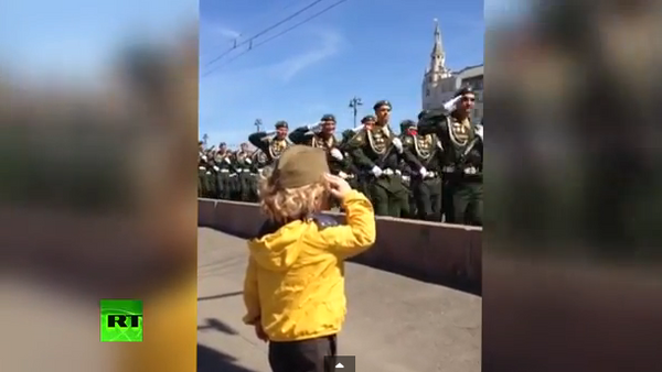 Soldados rusos responden al saludo militar de un niño - Sputnik Mundo