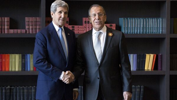Secretario de Estado de EEUU, John Kerry (izda.) y ministro de Exteriores de Rusia, Serguéi Lavrov - Sputnik Mundo