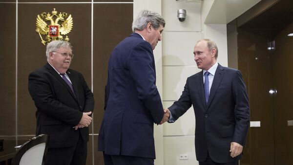 Embajador de EEUU a Rusia John Tefft, Secretario de Estado de EEUU John Kerry y presidente de Rusia Vladimir Putin - Sputnik Mundo