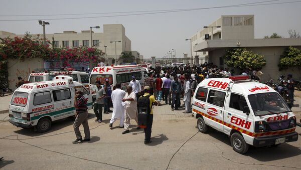 Ambulancias cerca del hospital después del ataque contra chiítas en Karachi - Sputnik Mundo