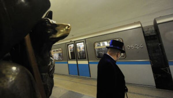 El famoso perro que trae suerte en la estación Plóschad Revolutsii - Sputnik Mundo