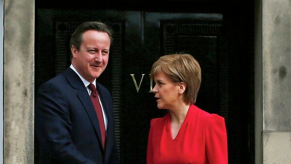 Primer ministro de Reino Unido, David Cameron, y ministra principal de Escocia, Nicola Sturgeon - Sputnik Mundo