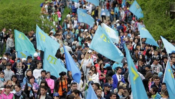 Manifestantes con las banderas de tártaros crimeos (archivo) - Sputnik Mundo