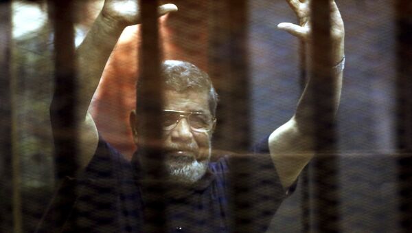 Former Egyptian President Mohamed Mursi reacts behind bars with other Muslim Brotherhood members at a court in the outskirts of Cairo, Egypt May 16, 2015. - Sputnik Mundo