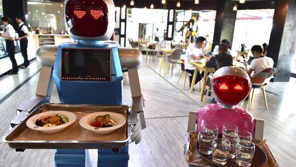 Pareja de Robots Xiaolan (izda) and Xiaotao sirven comida en un restaurante en China - Sputnik Mundo