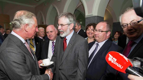 El príncipe Carlos de Inglaterra estrecha la mano del republicano irlandés Gerry Adams - Sputnik Mundo