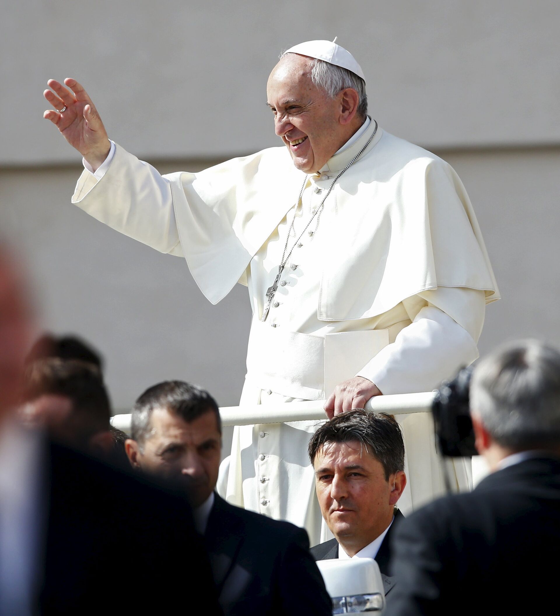 Papa Francisco destitui bispo americano apoiador de Trump - 11/11